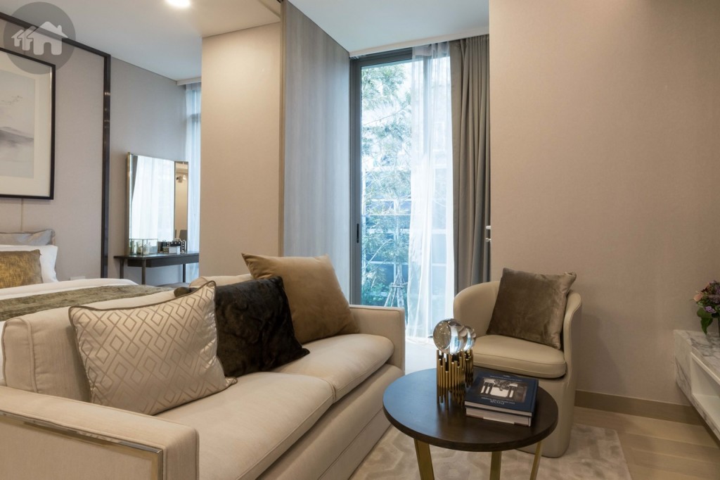 ตรงข้ามเป็นมุมโซฟา เชื่อมต่อกับส่วนระเบียง Juliet Balcony