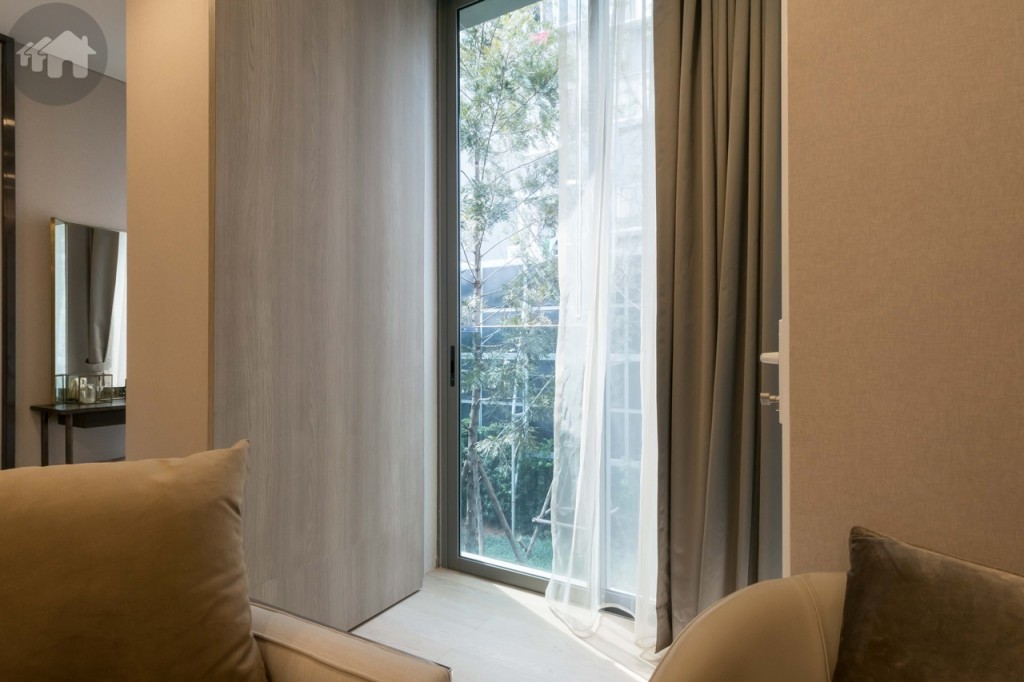 ระเบียง Juliet Balcony หรือระเบียงแบบกระจก ออกแบบพิเศษด้วยประตูกระจกแบบบานเลื่อนสูงจรดเพดานที่รับลมและเปิดให้เห็นวิวมากขึ้น