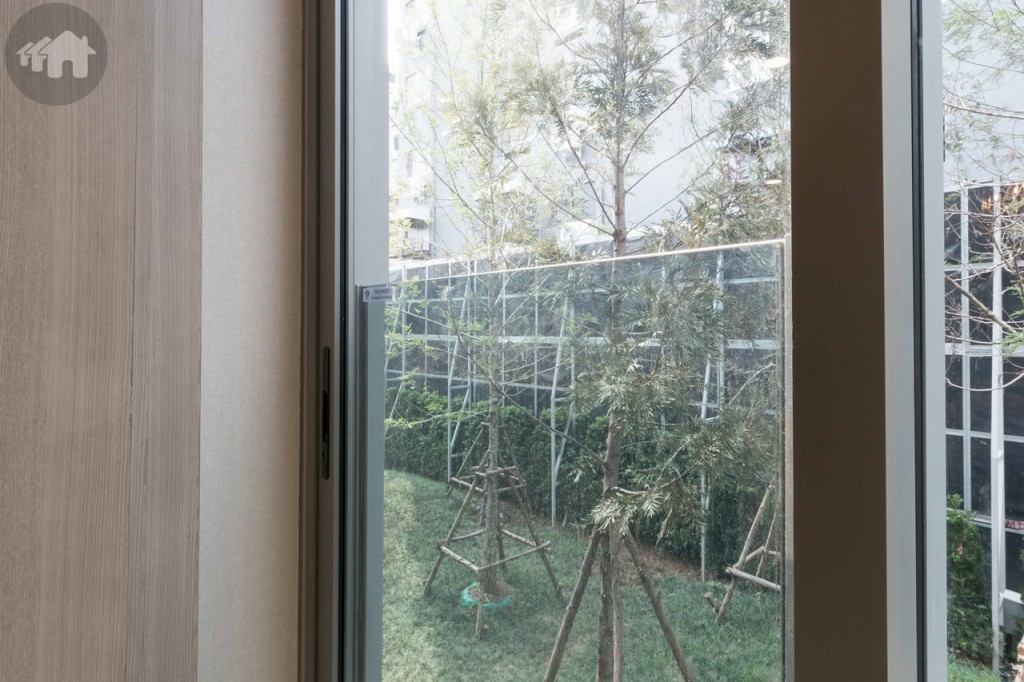 มีกระจกกั้นอีกหนึ่งชั้นเพื่อความปลอดภัย สูงประมาณ 1.20 เมตร