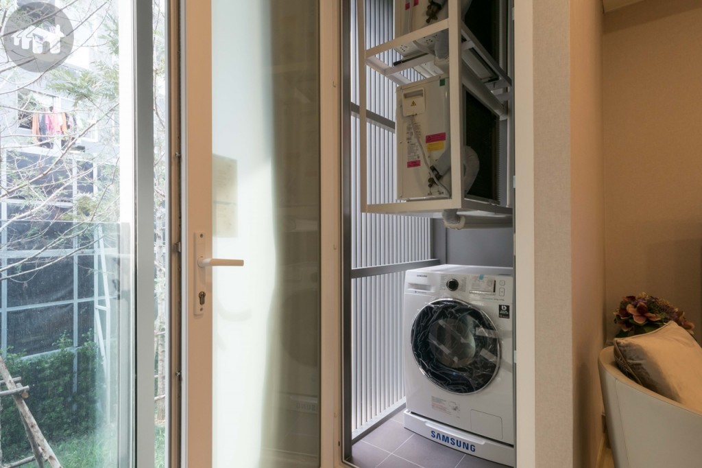 ส่วนระเบียงด้านนอกห้องกว้างประมาณ 90 เซนติเมตร ยาวประมาณ 1.40 เมตร พื้นปูด้วยกระเบื้องเซรามิกขนาด 30x30 เซนติเมตร ด้านบนติดตั้งคอมเพรสเซอร์เครื่องปรับอากาศ พร้อมระแนงกั้นเพื่อความสวยงามเมื่อมองจากภายนอกโครงการ ด้านล่างสามารถวางเครื่องซักผ้าได้