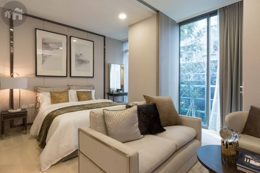 ห้องนั่งเล่นเชื่อมต่อกับส่วนห้องนอน กั้นเป็นสัดส่วนด้วยประตูบานเลื่อนแบบ 3 ตอน แบบรางบน ไม่ต้องห่วงเรื่องเดินสะดุด