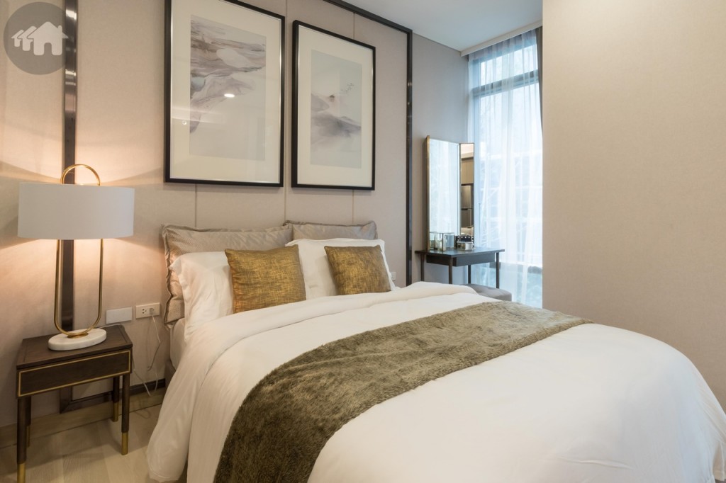 ห้องนอนวางเตียงขนาด 5 ฟุต ได้สบาย ๆ ปลายเตียงห่างจากโซฟาประมาณ 40 เซนติเมตร