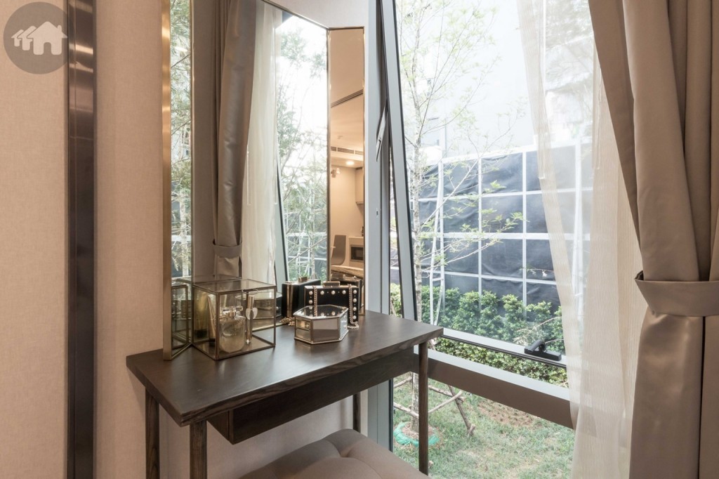 ข้างเตียงตกแต่งเป็นโต๊ะเครื่องแป้งติดกับหน้าต่างกระจกบานกระทุ้งและกระจกบานฟิกซ์บานใหญ่ เปิดรับลมและแสงธรรมชาติ