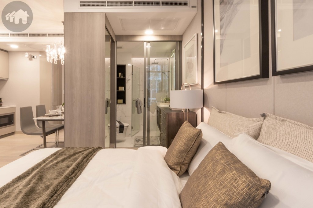 ข้างเตียงอีกด้านเชื่อมต่อไปห้องน้ำ ทางเดินกว้างประมาณ 95 เซนติเมตร