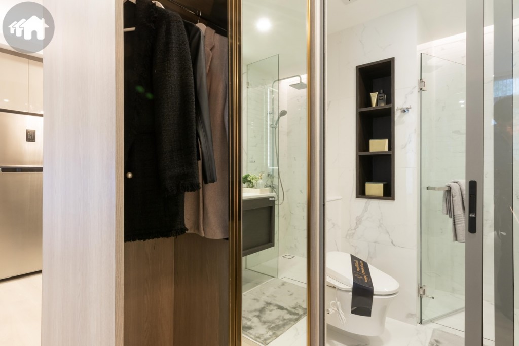 ตู้เสื้อผ้าบิลท์อินที่แถมมาให้กับห้อง