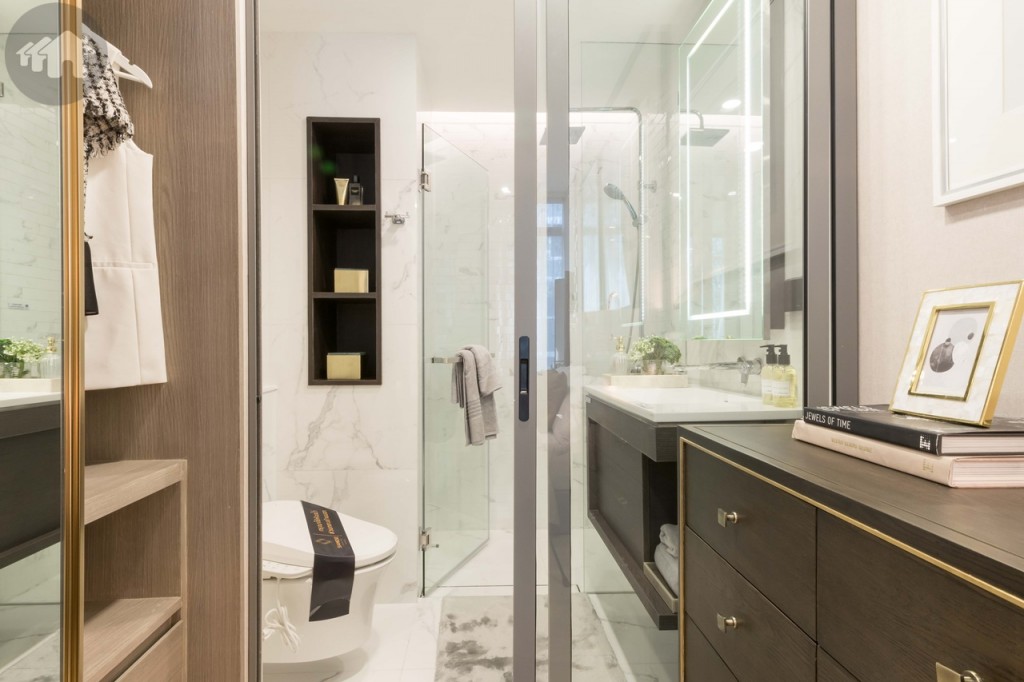 ห้องน้ำกั้นเป็นสัดส่วนด้วยประตูกระจกบานเลื่อน พื้นและผนังปูกระเบื้องลายหินอ่อน ขนาด 60x60 เซนติเมตร