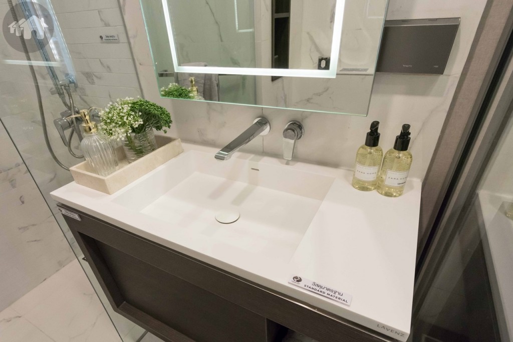 ก๊อกน้ำอ่างล้างหน้าของ Kohler อ่างล้างหน้าของ Lavenz พร้อมตู้เก็บของด้านล่าง