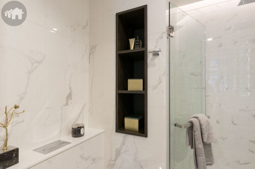 ด้านข้างตกแต่งเป็นชั้นวางอุปกรณ์อาบน้ำ