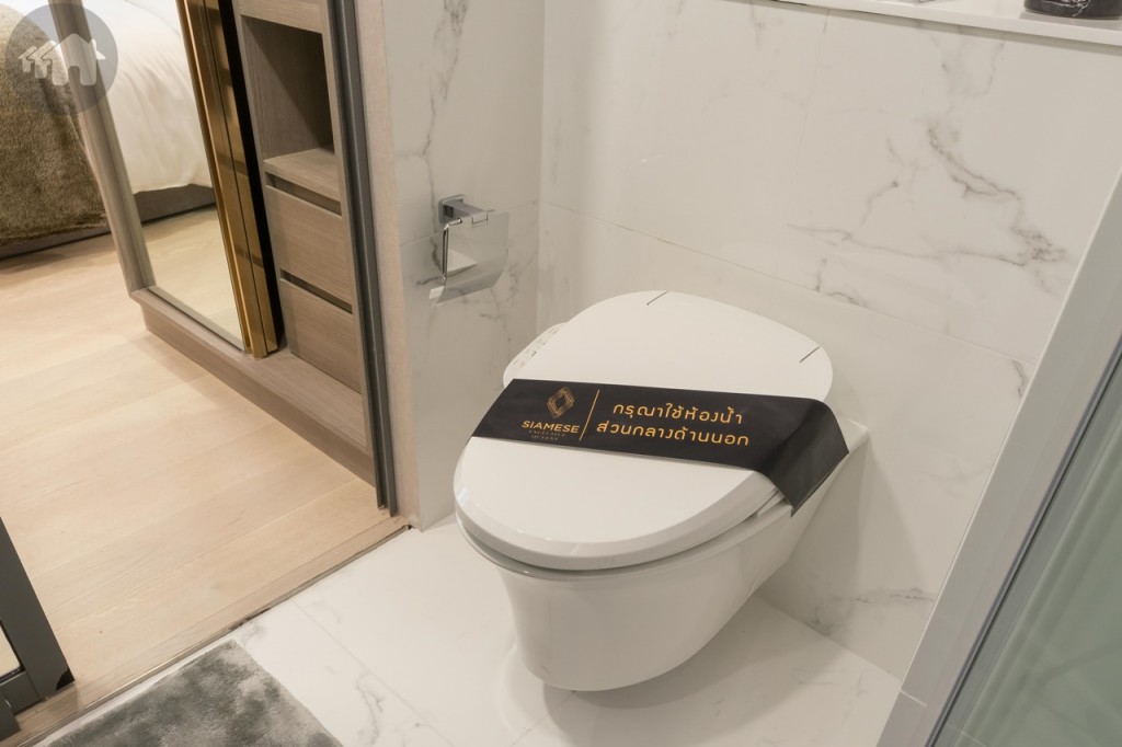 โถสุขภัณฑ์ของ Kohler แบบ Washlet พร้อมที่ใส่กระดาษชำระ