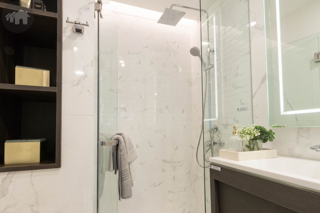 พื้นที่อาบน้ำกั้นเป็นสัดส่วนด้วยประตูกระจกบานสวิง กว้างประมาณ 80 เซนติเมตร ยาวประมาณ 1.15 เมตร พร้อมฝักบัว และ Rainshower ของ Kohler