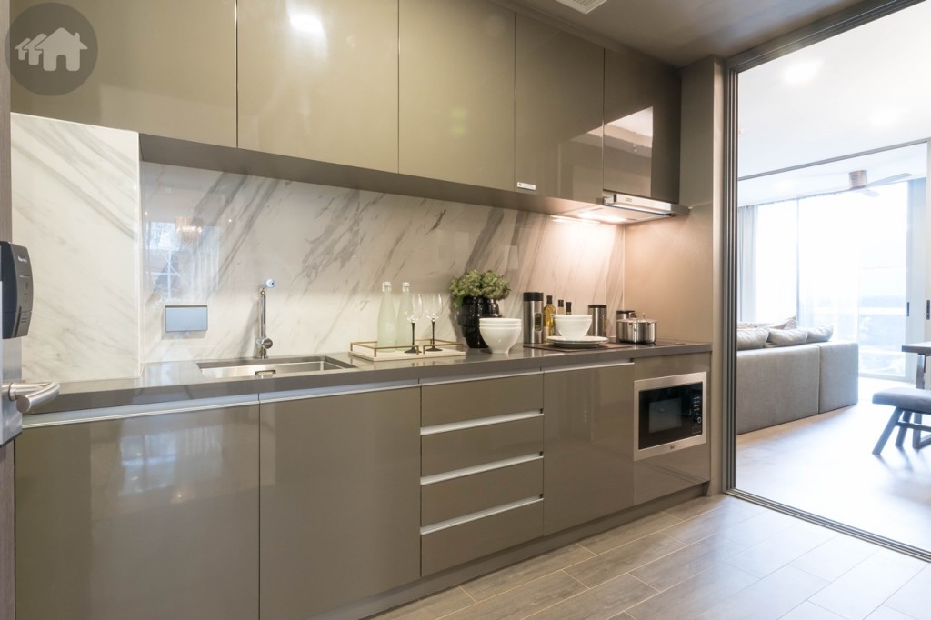 เข้ามาภายในห้องเป็นห้องครัว ซึ่งมาพร้อมกับตู้ครัวบิลท์อินบน-ล่าง อ่างล้างจาน เตาไฟฟ้า และเครื่องดูดควันของ Franke เตาไมโครเวฟของ Teka ทางเดินกว้างประมาณ 1.40 เมตร พื้นปูกระเบื้องลายไม้