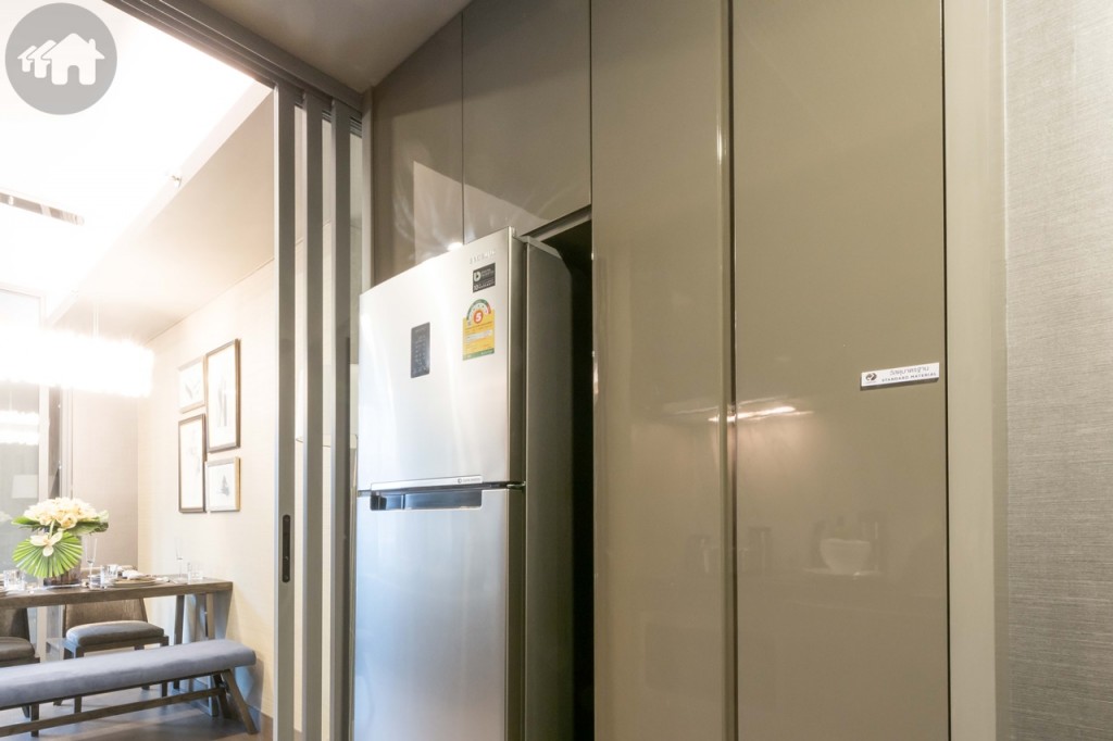 ตรงข้ามเป็นที่วางตู้เย็น และบิลท์อินตู้เก็บของและเก็บรองเท้า