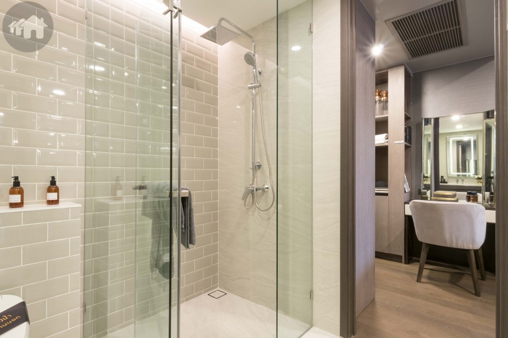 พื้นที่อาบน้ำกั้นเป็นสัดส่วนด้วยประตูกระจกบานสวิง กว้างประมาณ 1 เมตร ยาวประมาณ 1.15 เมตร พร้อมฝักบัว และ Rainshower ของ Kohler ห้องน้ำสามารถเข้า-ออกได้ 2 ทาง คือทั้งจากห้องครัวและห้องนอน