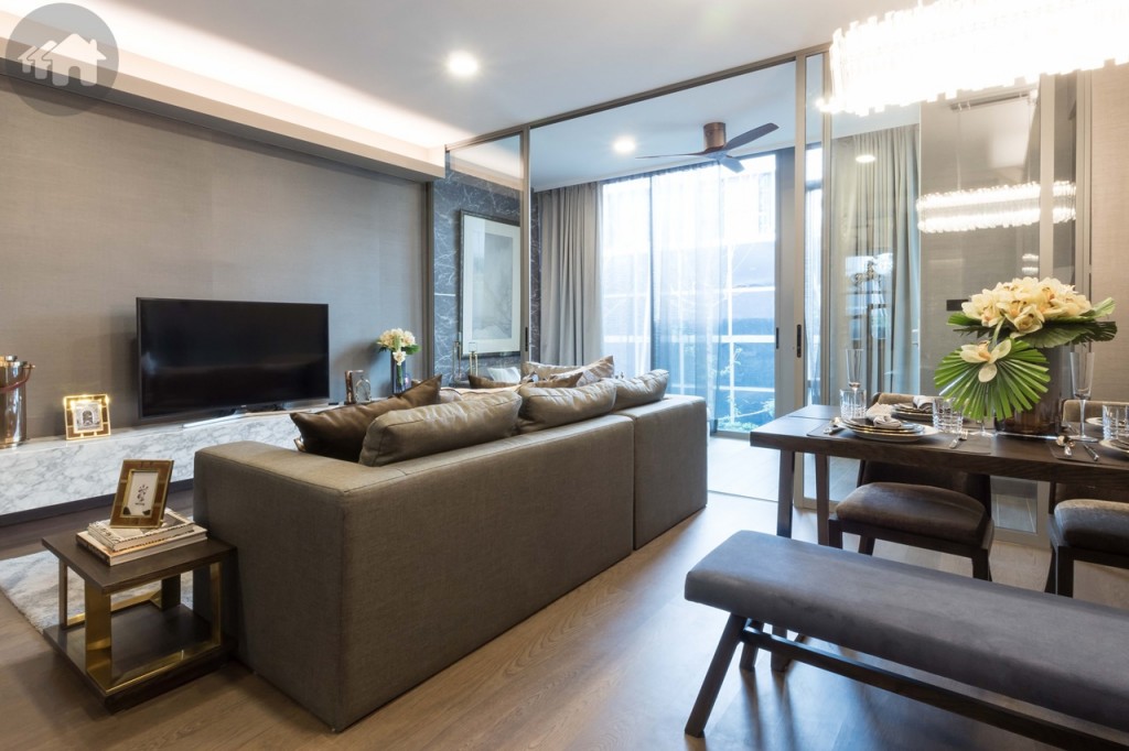 พื้นที่ภายในห้องโปร่งโล่งด้วยเพดานสูง 2.70 เมตร พื้นปูไม้เอ็นจิเนียร์