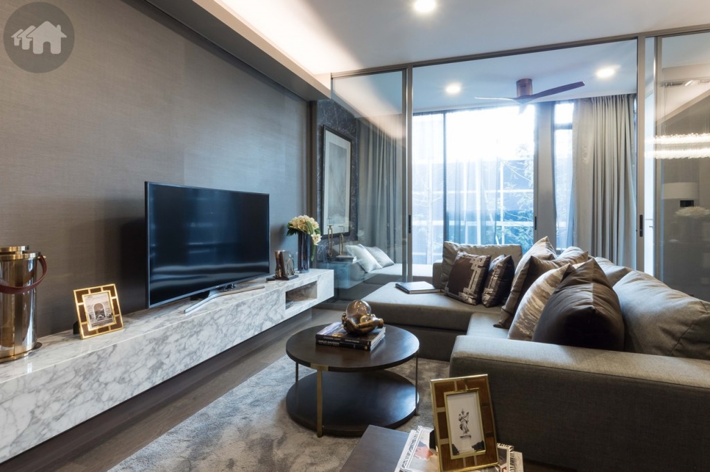 ห้องนั่งเล่นกว้างขวาง ชั้นวางโทรทัศน์บิลท์อิน ห่างจากโซฟาประมาณ 1.50 เมตร