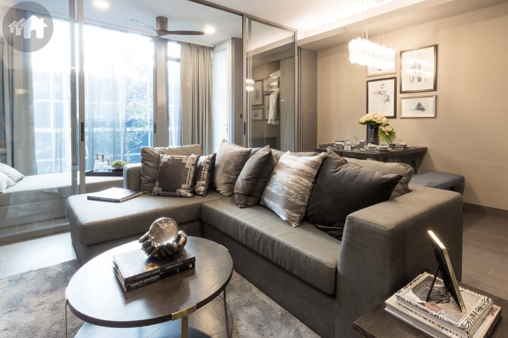 มุมโซฟา เชื่อมต่อกับห้องอเนกประสงค์ที่สามารถปรับเปลี่ยนเป็นอีก 1 ห้องนอนเล็กได้ กั้นเป็นสัดส่วนด้วยประตูกระจกบานเลื่อนสูงจรดเพดานแบบเปิด 2 ทาง ด้านบนมีพัดลมเพดานให้ด้วย