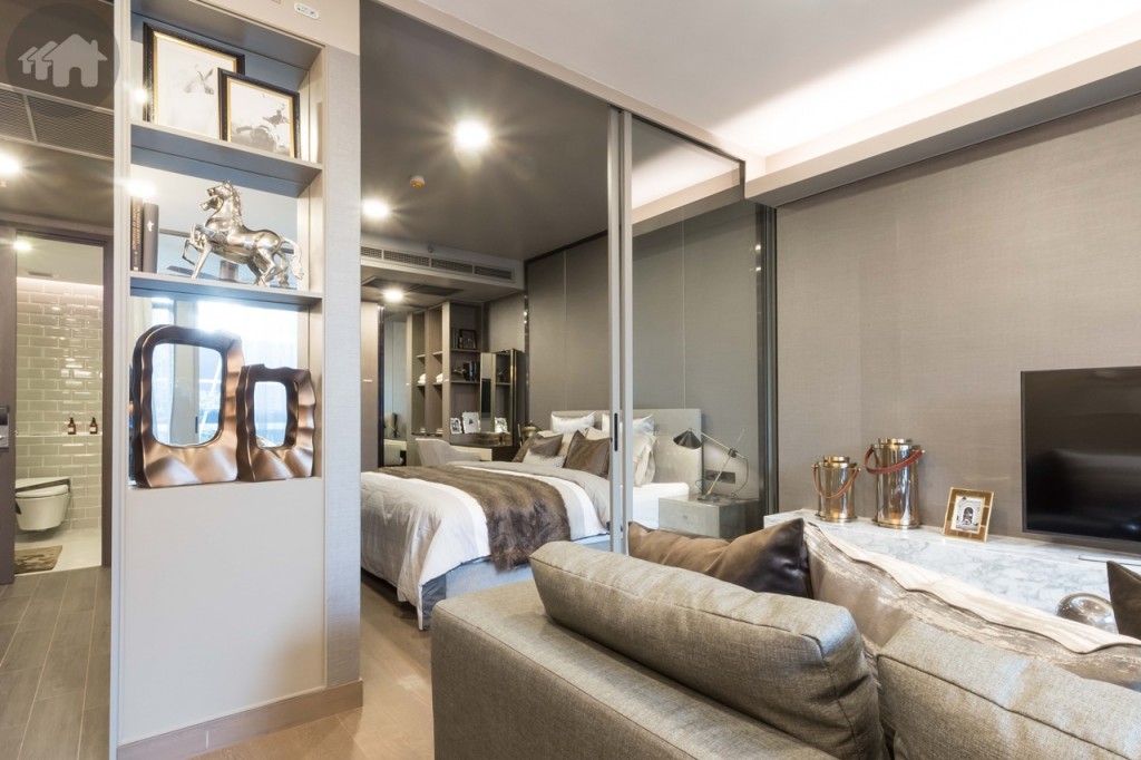 ห้องนั่งเล่นอีกด้านเชื่อมต่อกับห้องนอนประตูกระจกบานเลื่อนแบบ 2 ตอน สูงจรดเพดาน