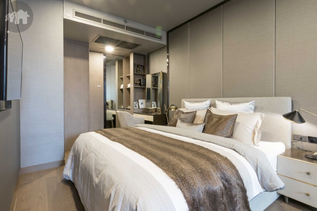 ห้องนอนขนาดใหญ่วางเตียงขนาด 5 ฟุตได้สบาย ๆ ด้านข้างเตียงห่างจากประตูกระจกบานเลื่อนประมาณ 50 เซนติเมตร สามารถวางโต๊ะวางโคมไฟได้