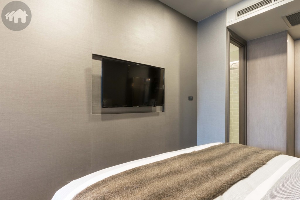 ปลายเตียงติดตั้งโทรทัศน์แบบแขวนผนัง ห่างจากปลายเตียงประมาณ 60 เซนติเมตร