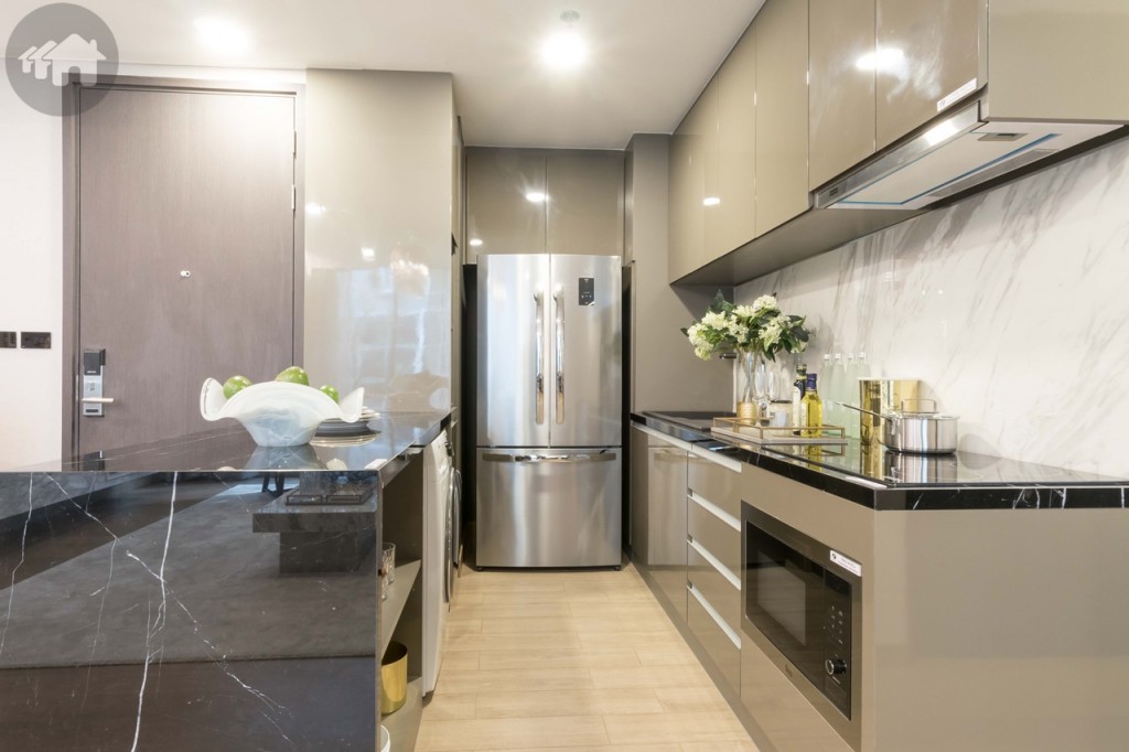 ห้องครัวมาพร้อมตู้ครัวบิลท์อินบน-ล่าง และเคาน์เตอร์เตรียมอาหาร ทางเดินกว้างประมาณ 95 เซนติเมตร