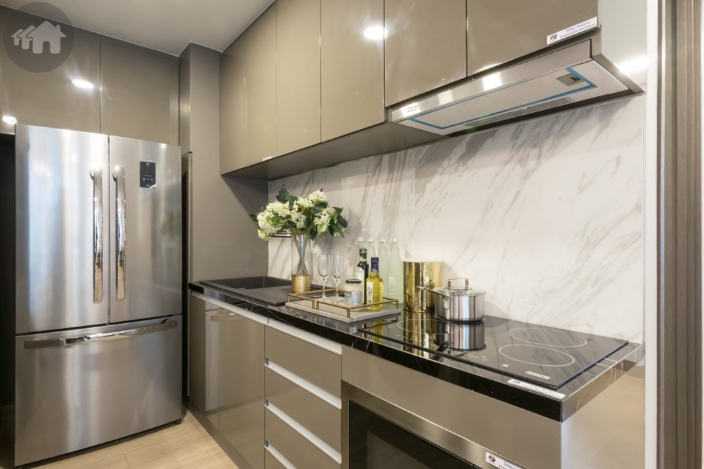 เตาไฟฟ้า 4 หัว เครื่องดูดควัน และอ่างล้างจานของ Franke เตาไมโครเวฟของ Teka วางตู้เย็นแบบ Side by Side ได้