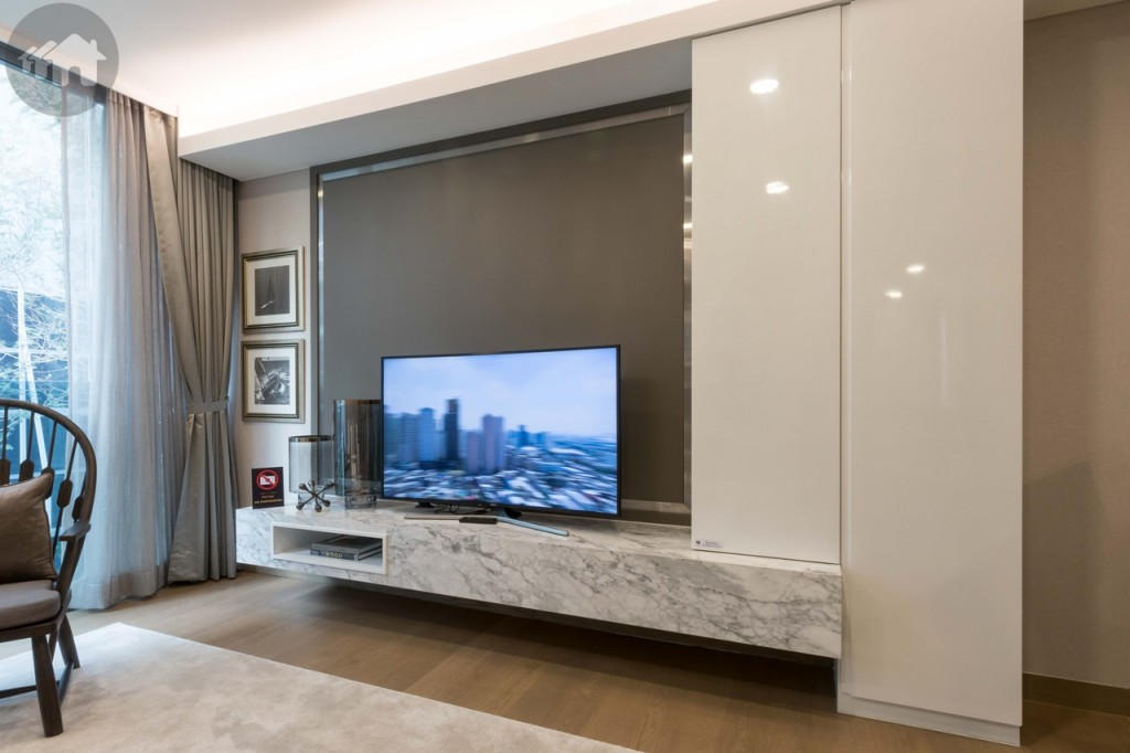 ชั้นวางโทรทัศน์และตู้เก็บของบิลท์อิน