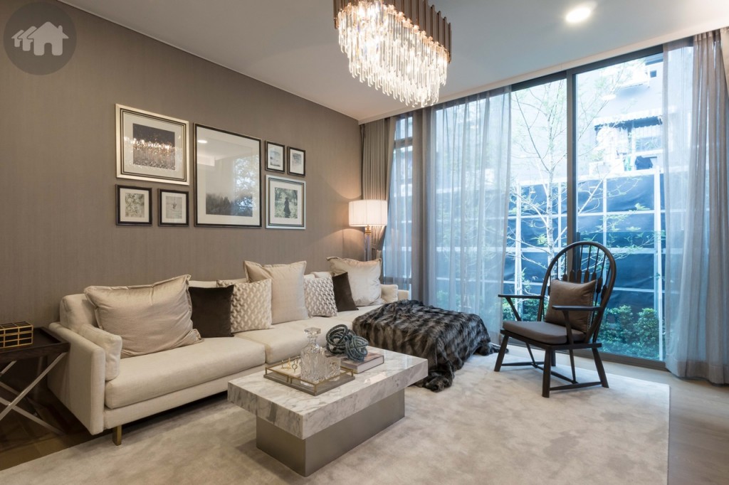 มุมโซฟา เปิดรับวิวและลมธรรมชาติด้วยระเบียงกระจก