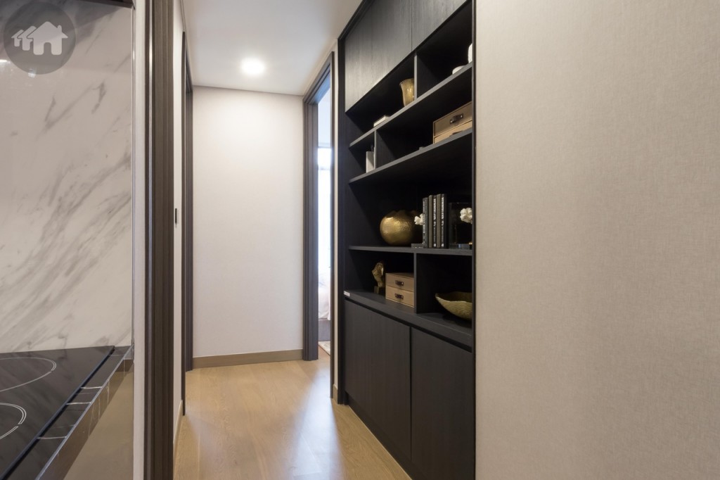 ทางเดินเชื่อมต่อไปห้องนอน ออกแบบเป็นชั้นวางของตกแต่ง ทางเดินกว้างประมาณ 1 เมตร