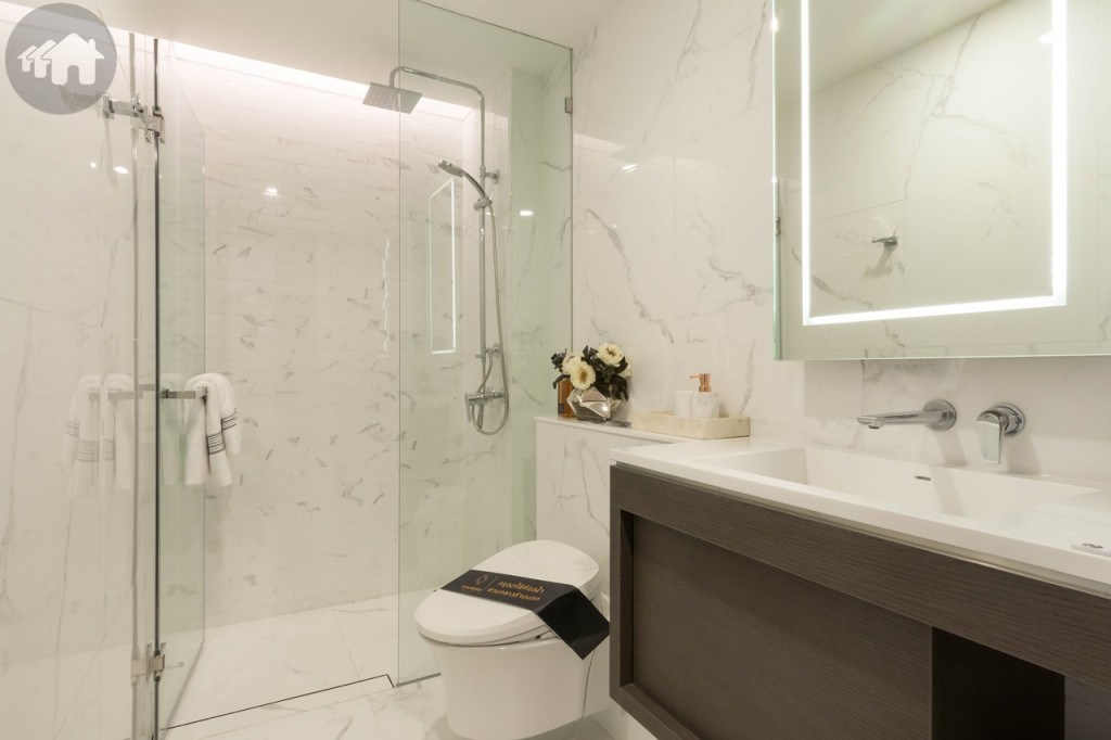 ห้องน้ำขนาดใหญ่ อุปกรณ์ครบครัน พื้นที่อาบน้ำกว้างประมาณ 85 เซนติเมตร ยาวประมาณ 1.40 เมตร