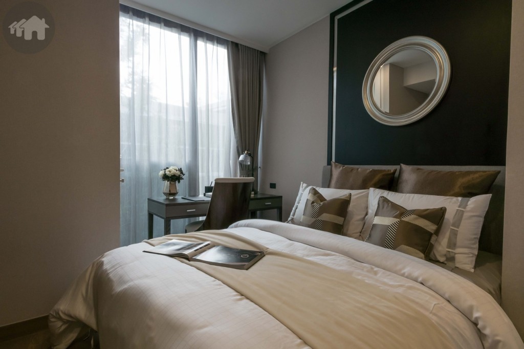 ด้านซ้ายเป็นห้องนอนเล็ก วางเตียงขนาด 5 ฟุตได้สบาย ๆ ด้านข้างตกแต่งเป็นโต๊ะทำงาน