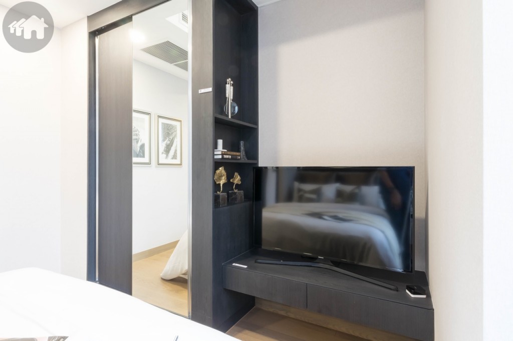 ปลายเตียงตกแต่งเป็นชั้นวางโทรทัศน์และตู้เสื้อผ้าบิลท์อิน ห่างจากปลายเตียงประมาณ 60 เซนติเมตร