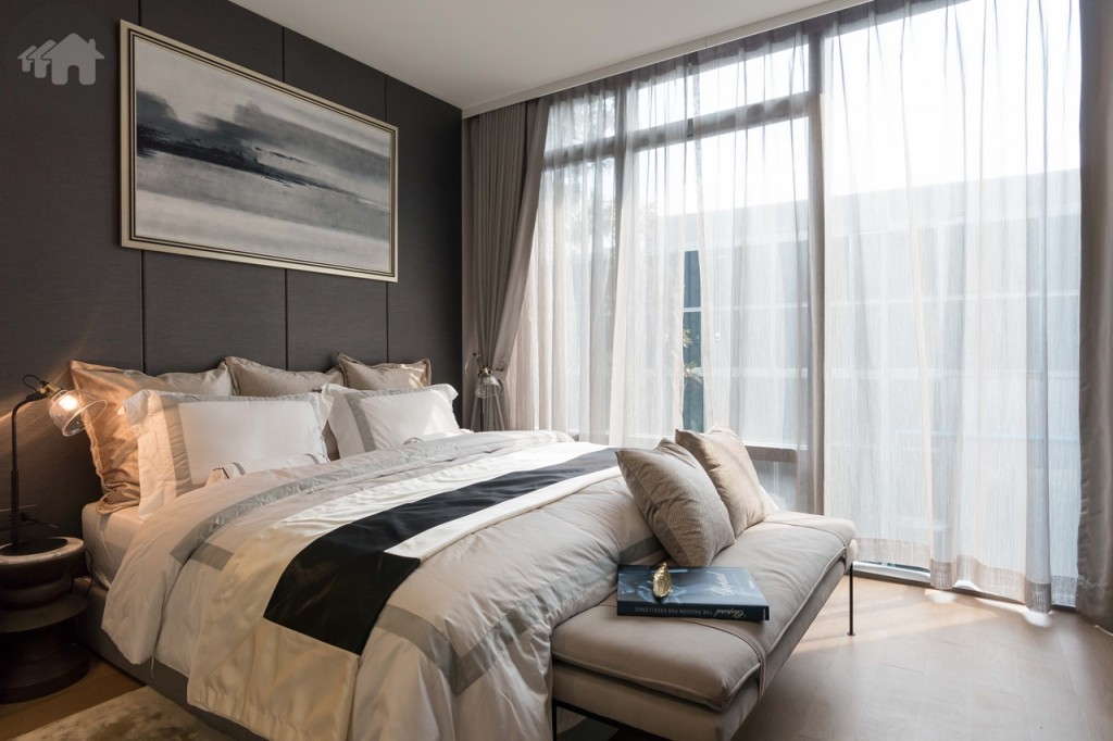 มาต่อกันที่ห้องนอนใหญ่ วางเตียงขนาด 6 ฟุต ได้สบาย ๆ ด้านข้างห่างประมาณ 80 เซนติเมตร ติดกระจกบานกระทุ้ง และบานฟิกซ์สูงจรดเพดาน