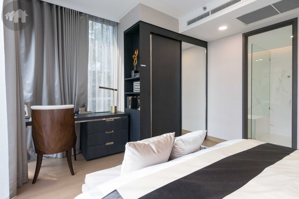 ปลายเตียงเป็นตู้เสื้อผ้าบิลท์อิน และโต๊ะทำงาน ห่างจากปลายเตียงประมาณ 1.40 เมตร