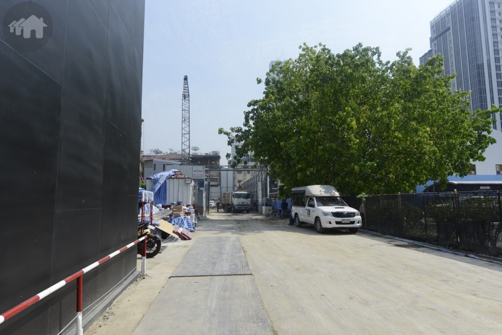 ด้านข้างสำนักงานขาย ฝั่งทิศใต้ จะเป็นทางเข้าสู่พื้นที่ก่อสร้างโครงการจริง