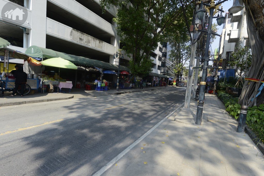 ด้านหน้าโครงการเป็นทิศตะวันตก ติดถนนประมวล มีร้านค้ามากมายเรียงรายตรงข้ามฝั่งถนน