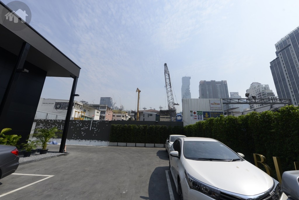 ด้านหลังโครงการเป็นทิศตะวันออก เป็นตึกต่างๆ ย่านสีลม เห็นวิวตึกมหานครด้วย