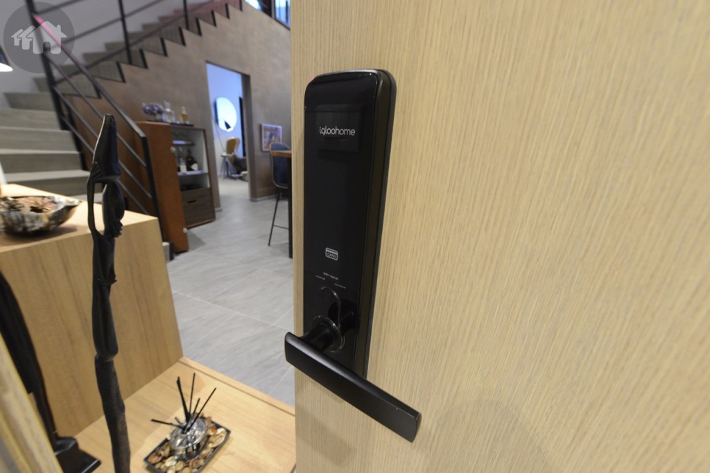 ใช้ Digital Door lock ทุกห้อง ยี่ห้อ Igloohome จากสิงคโปร์ สามารถปลดล็อคโดยตั้งค่าเป็นโค้ด ลายนิ้วมือ กดรหัส คีย์การ์ด และบลูทูธได้ 