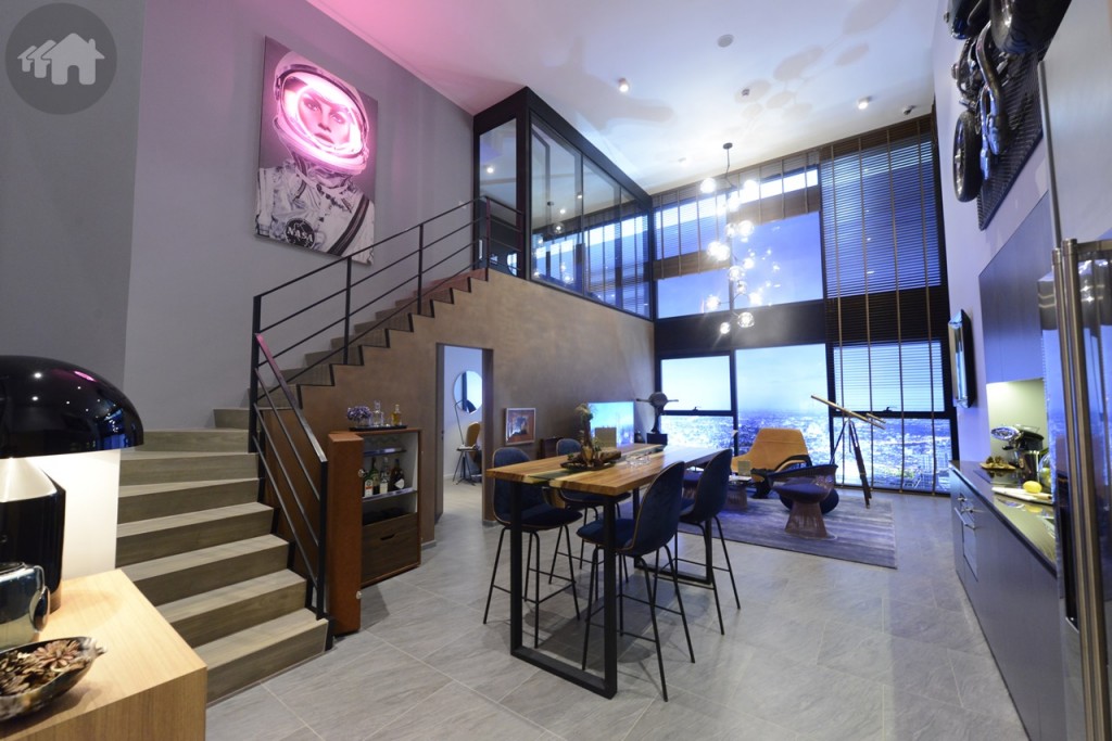 เมื่อเปิดประตูห้องมา ภาพแรกจะเจอกับห้องใหญ่ที่โปร่งโล่ง พื้นที่กว้างขวาง เพดานสูงจากพื้นหลัก 5.6 เมตร ถูกตกแต่งสวยงาม มีพื้นที่ Double Space แยกเป็นห้องด้านบน