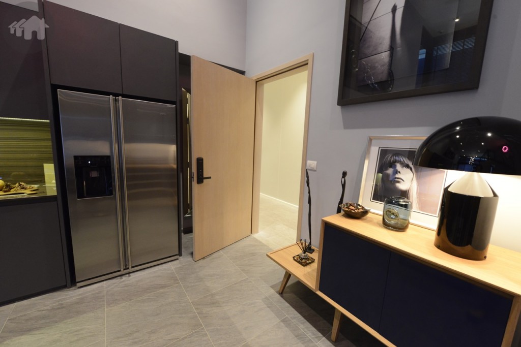 ประตูเข้าห้องบานใหญ่ ทำจากลามิเนต ใกล้ประตูพอมีพื้นที่สำหรับวางชั้นวางของหรือกระจกได้ พื้นเป็นกระเบื้องเซรามิก