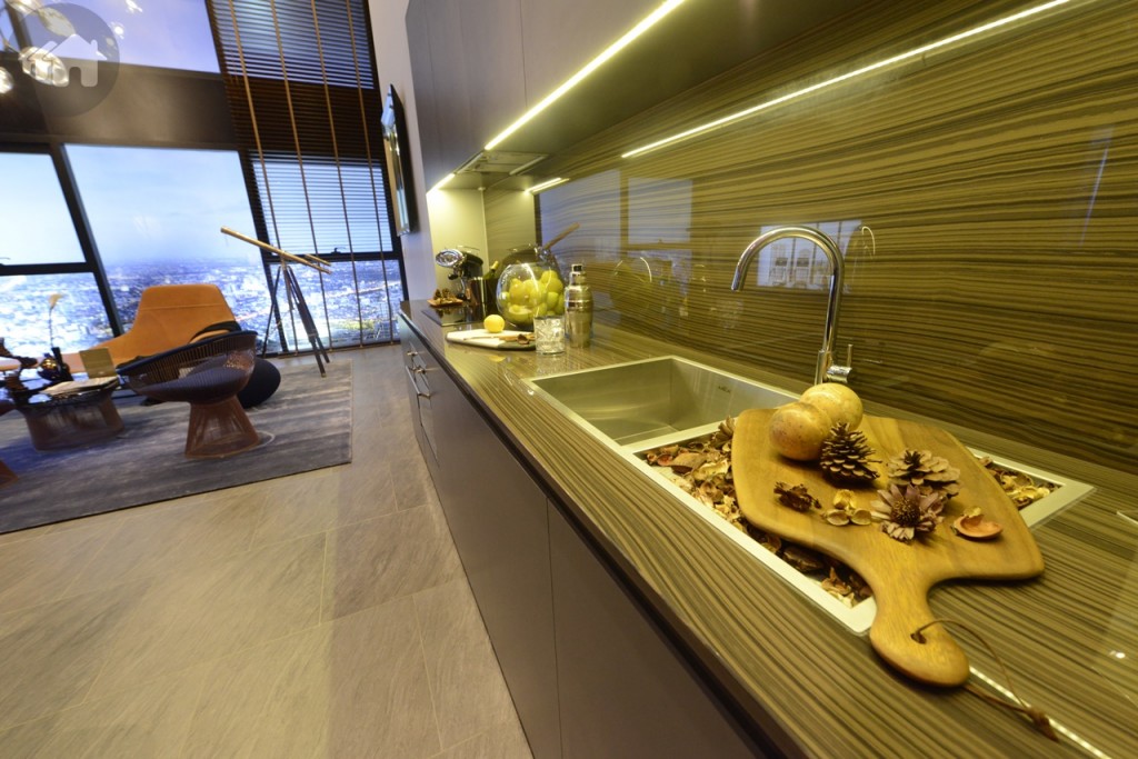 โซนครัวมีเคาน์เตอร์ครัวให้ สามารถเปลี่ยนสีได้ตามเซต Material Board ที่ลูกค้าเลือก และสามารถวางตู้เย็น ตู้อบหรือเครื่องล้างจานไว้ที่ช่องบิลท์อิน