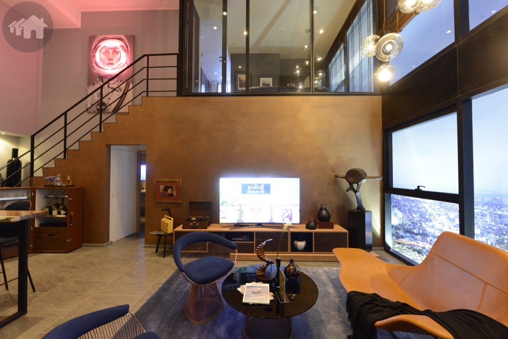 ขยับมาที่โซนนั่งเล่น มีพื้นที่สำหรับวางทีวี และโต๊ะวางแบบบิลท์อิน พร้อมวางเก้าอี้นั่ง โต๊ะ และโซฟาได้หลายชิ้น พื้นที่ใช้สอยกว้างขวางมาก