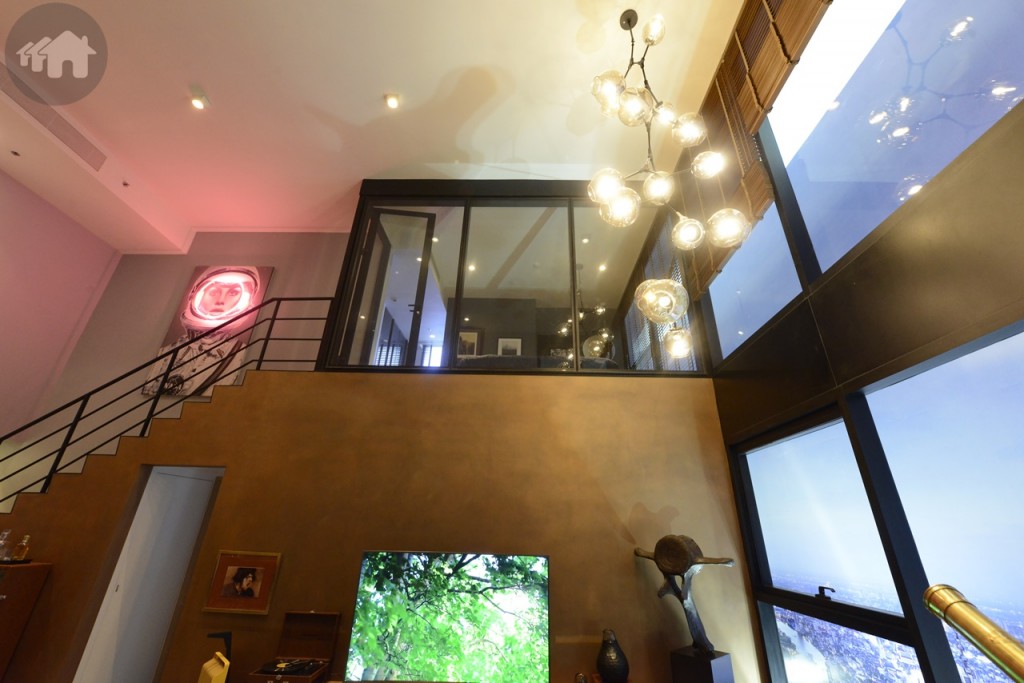 มองขึ้นไปด้านบนจะเป็นห้องนอน กั้นด้วยกระจกใส