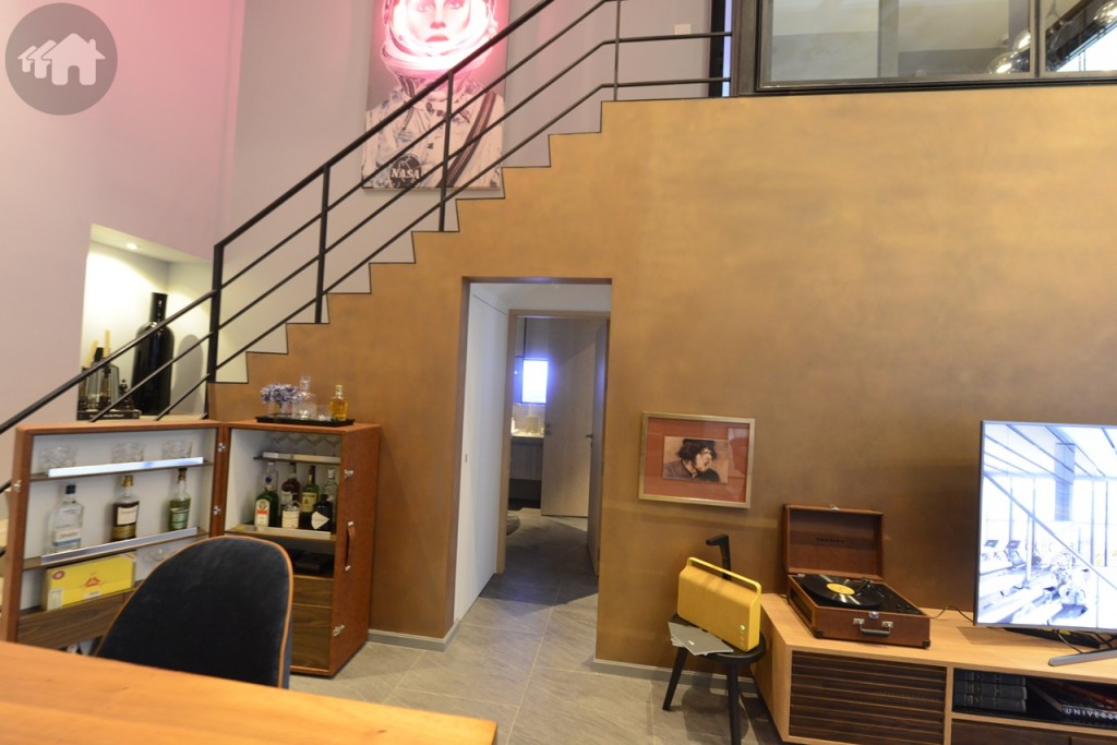 ด้านล่างส่วนผนังกั้น จะเป็นห้องนอนอีกห้องหนึ่ง