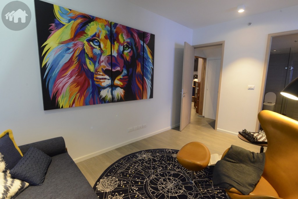 ห้องนอนชั้นล่างกว้างพอสมควร สามารถวางเตียงขนาดใหญ่ได้ และจัดวางเก้าอี้หรือโต๊ะทำงานได้ ความสูงระหว่างพื้นและเพดาน 2.7 เมตร