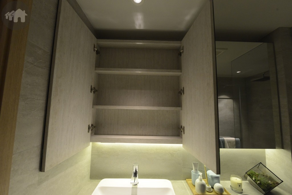 ห้องน้ำรวมทั้งส่วนชักโครกและอาบน้ำ ไม่ได้แยกเหมือน Duplex จะเห็นได้ว่ากระจกยาวมาก ซึ่งเมื่อเปิดออกมาจะเป็นที่เก็บของบิลท์อิน