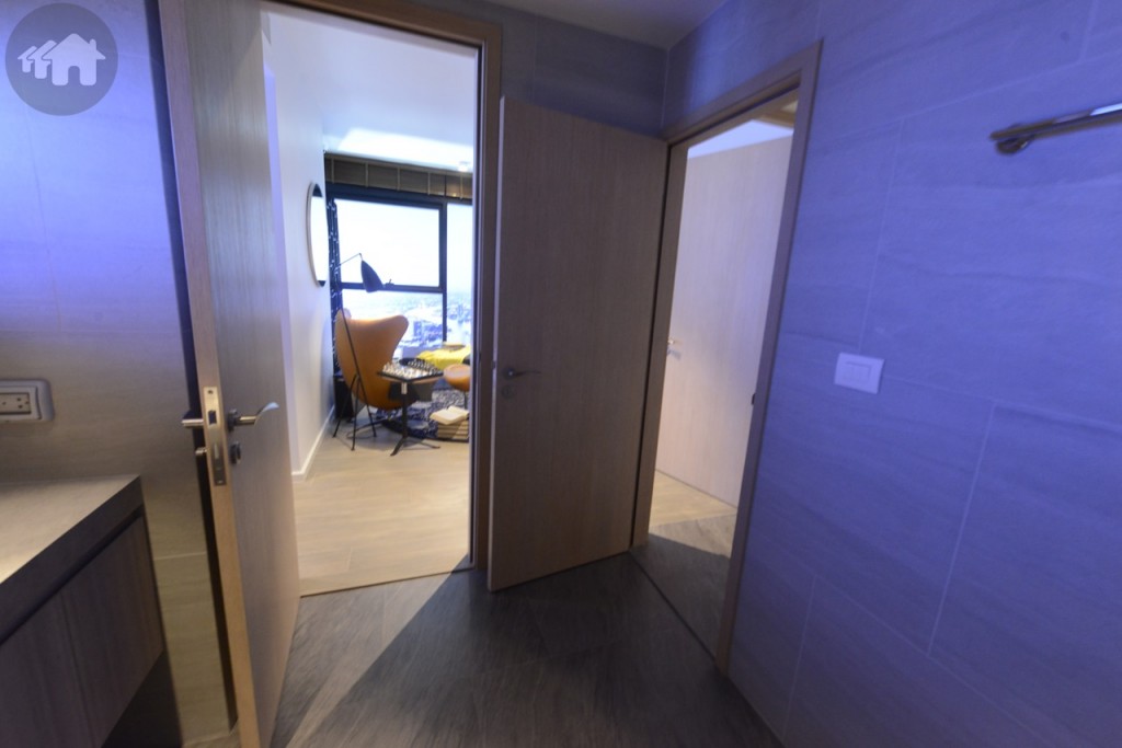 มาดูห้องน้ำชั้นล่างกันบ้าง ความพิเศษของห้องน้ำชั้นนี้คือสามารถเปิดประตูเข้าออกได้สองทาง ทั้งจากในห้องนอนและห้องโถงใหญ่ ความสูงระหว่างพื้นและเพดาน ประมาณ 2.4 เมตร