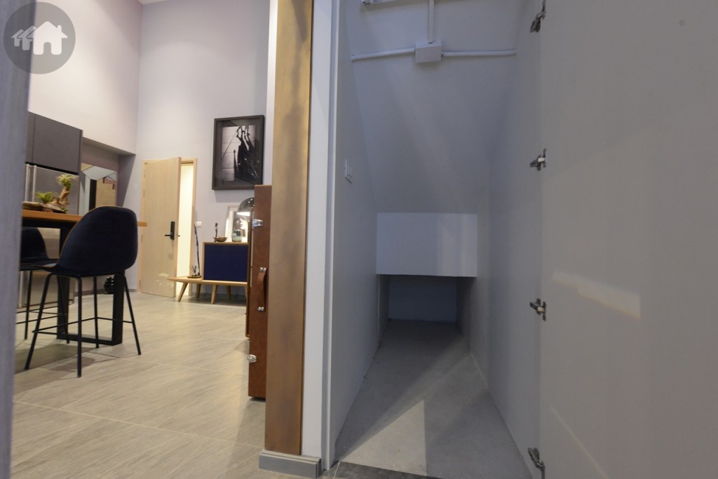 ห้องแบบ Duplex มีบันได ทำให้พื้นที่ใต้บันไดสามารถทำเป็นที่เก็บของได้