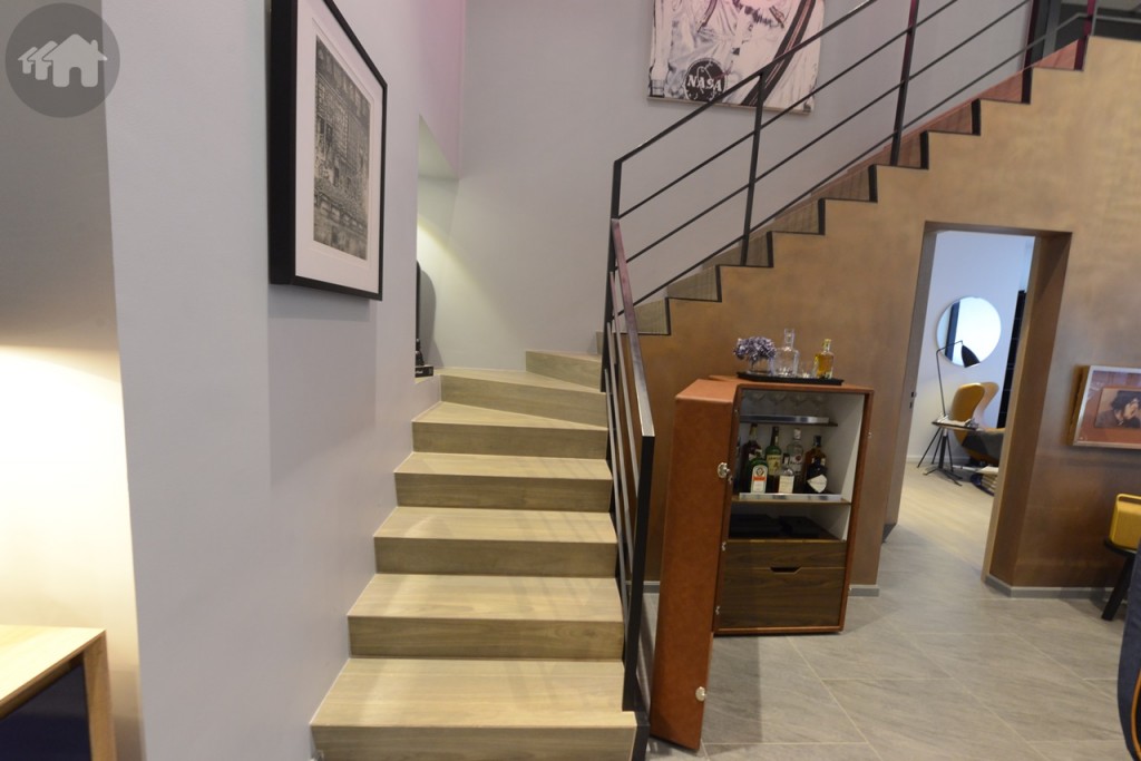 ชั้นบน บันได้ออกแบบให้โค้งเป็น 2 สเต็ป พื้นสามารถเลือกเซตสีและรูปแบบได้ ส่วนตรงมุมมีพื้นที่วางของตกแต่ง