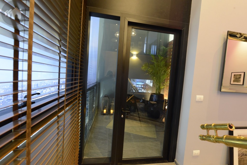 ลงมาดูโซนระเบียงกันบ้าง ประตูระเบียงอยู่ติดกับส่วนของโถงนั่งเล่น