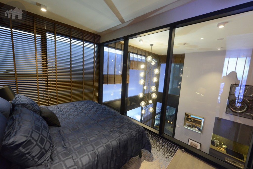 กระจกใสกั้นห้องส่วนบนมีลักษณะแบบนี้ สามารถหาผ้าม่านมาติดได้ เพื่อความเป็นส่วนตัว